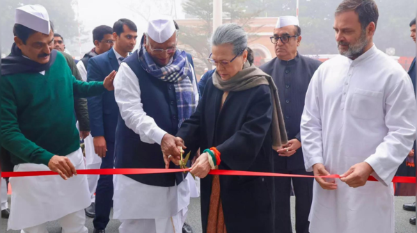 Ribbon cutting by Sonia Gandhi and Mallikarjun Kharge