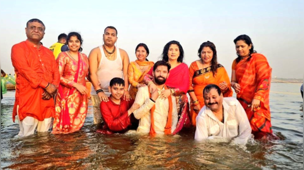 Chirag Paswan takes a dip along with his family