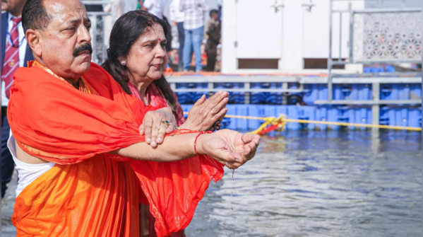 Jitendra Singh offers prayers at Triveni Sangam
