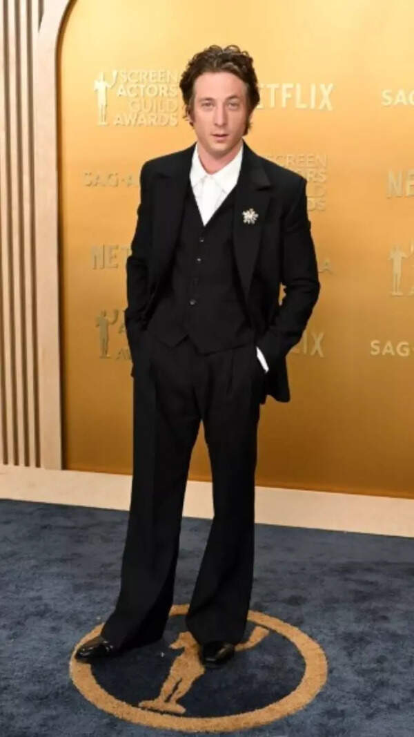 Jeremy Allen White Photos