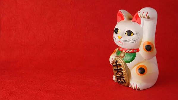 Attracting money with a figurine