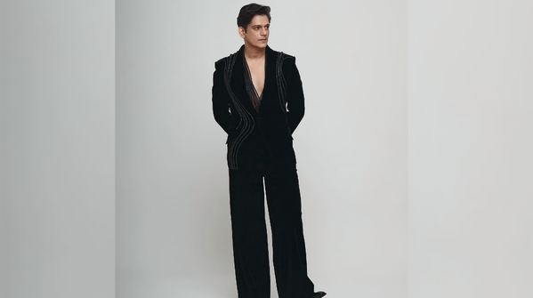 Vijay Varma: All-black embroidered elegance