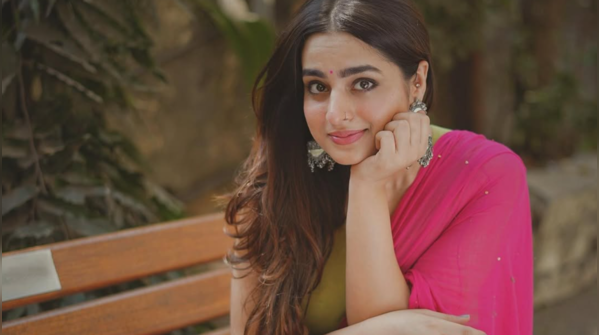 From enchanting kohl-rimmed eyes to elegant floral accessories; Ayesha Khan’s most mesmerizing ethnic looks