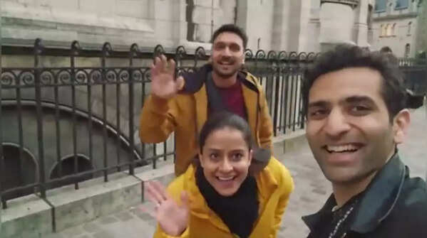 People recognizing Ayushmaan