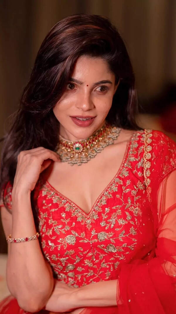 Divya Bharathi Images