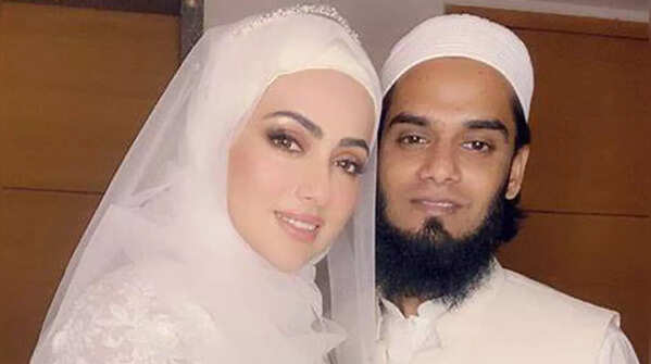 Sana Khan and Mufti Anas Saiyad