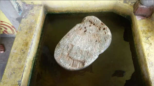 The mystery of the floating stones