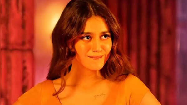 Priya Prakash Varrier – 'Thottu Pesum Pesum Sultana'