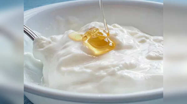 Yogurt and honey restorative mask