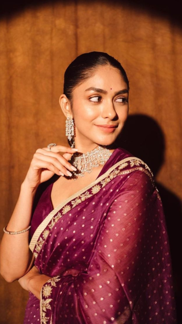 Mrunal Thakur Pictures