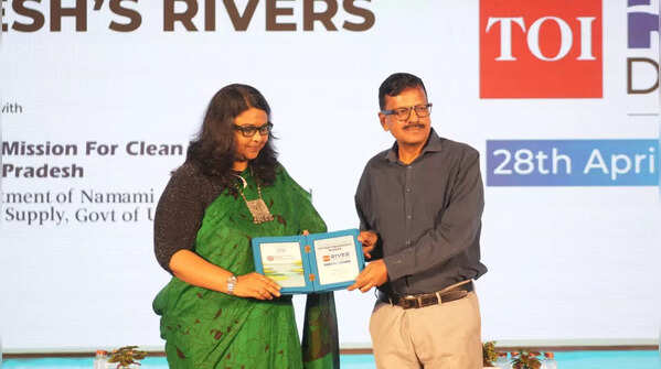 Shailvee Sharda presenting memento to Anurag Srivastava