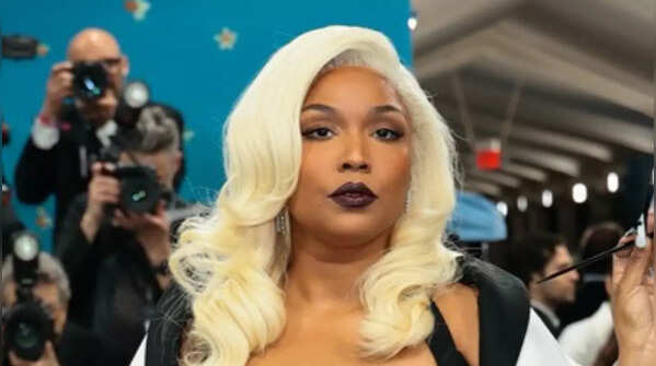Lizzo’s platinum blonde power play