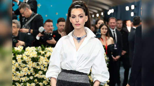 Anne Hathaway’s sleek ponytail perfection