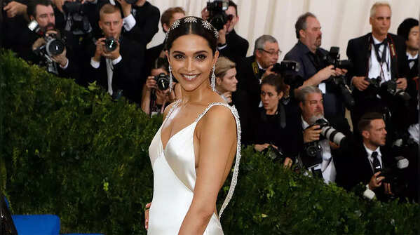 Deepika embraces glamour
