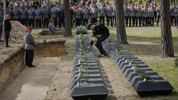 German youth honors WWII fallen soldiers in burial ceremony