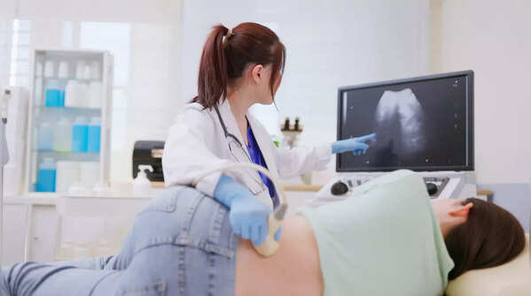 What are the symptoms of a kidney stone?