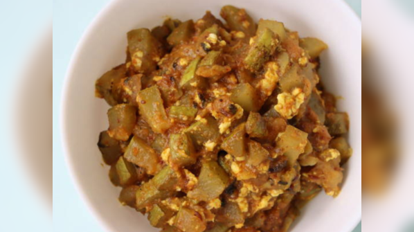 Turmeric bottle gourd curry