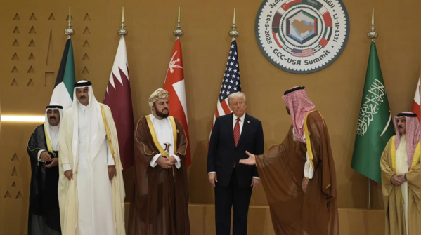 Saudi Crown Prince welcomes Trump for group photo