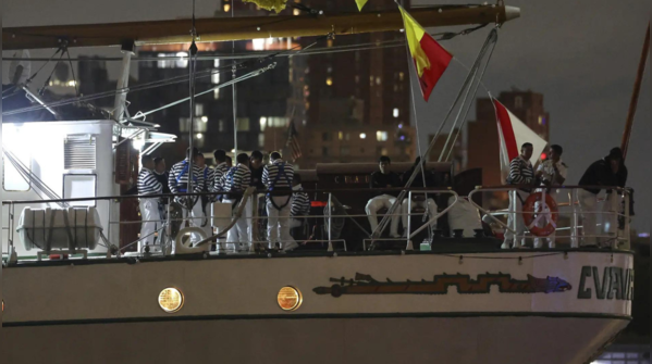 <strong>Mexican navy ship Cuauhtémoc collides with Brooklyn bridge</strong>
