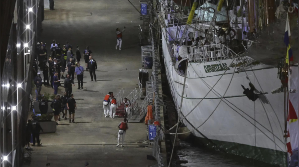 Sailors disembark after Mexican navy ship strikes Brooklyn bridge