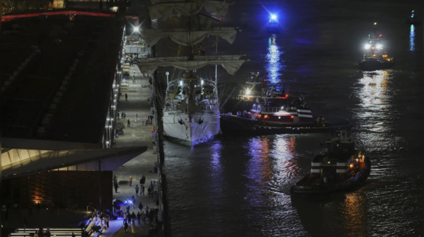 <strong>Tugboats guide Mexican navy ship to safety after Brooklyn bridge collision</strong>
