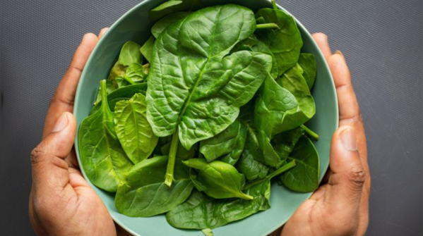 Using spinach leaves for your hair