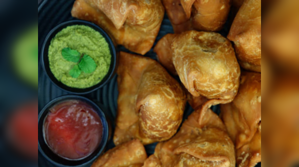 Spicy samosa + mint chutney