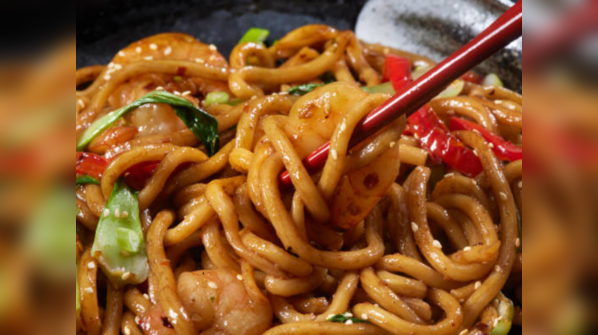 Noodle stir-fry + chilli sauce dip