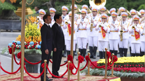 <strong>Macron attends welcome ceremony in Hanoi</strong>