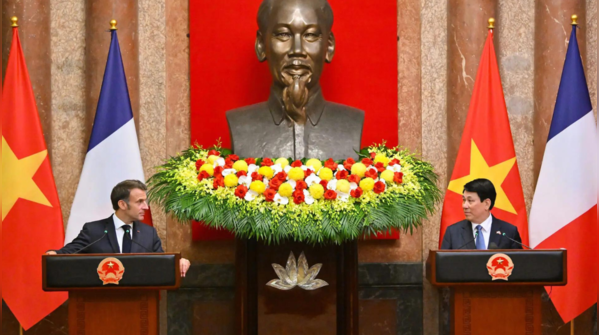 <strong>Macron, Cuong seal Airbus deal in Hanoi</strong>