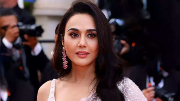 Preity Zinta – Plane Malfunction (2004)