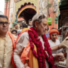 Seeks blessing at Hanumangarhi temple
