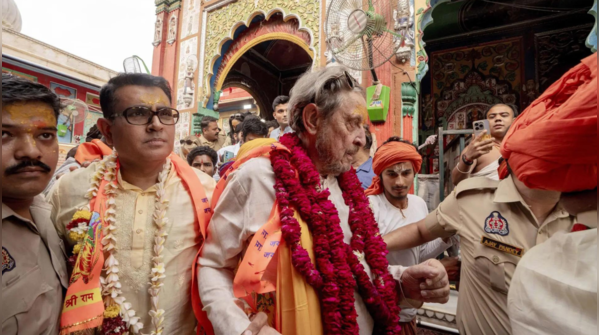 Seeks blessing at Hanumangarhi temple