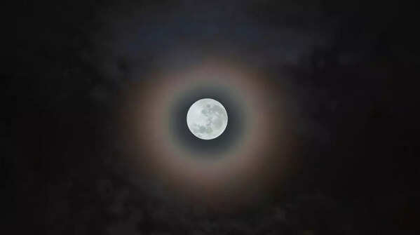 What causes a moon halo