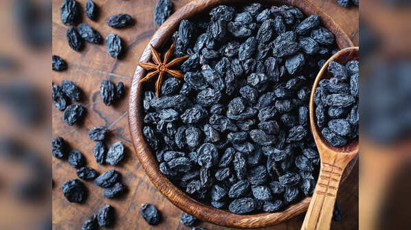 What happens when you drink black raisin water with chia seeds?