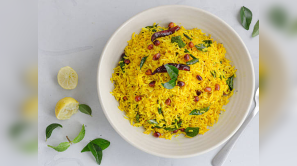 Lemon rice with peanuts