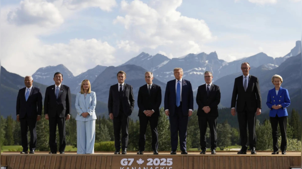 G7 leaders pose for family photo