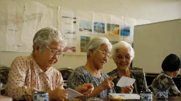Moai: The strength of social bonds