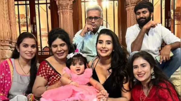Reacts to Charu and her family earning through vlogs