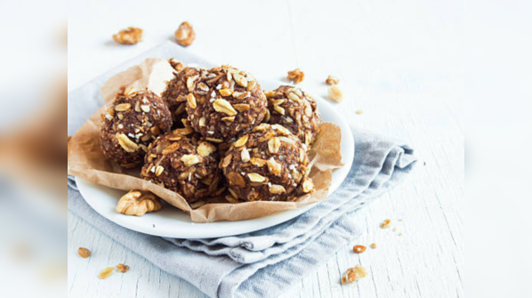Almond and date energy bites