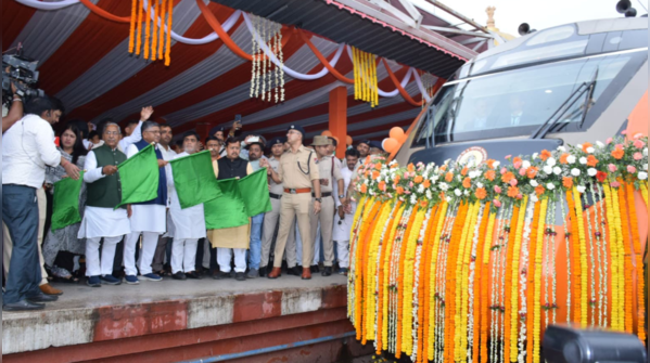 Joyful crowd at Patliputra junction