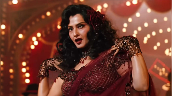 Fiery red saree from ‘Parineeta’
