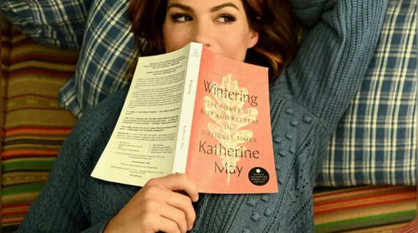 Wintering: The Power of Rest and Retreat in Difficult Times: Katherine May