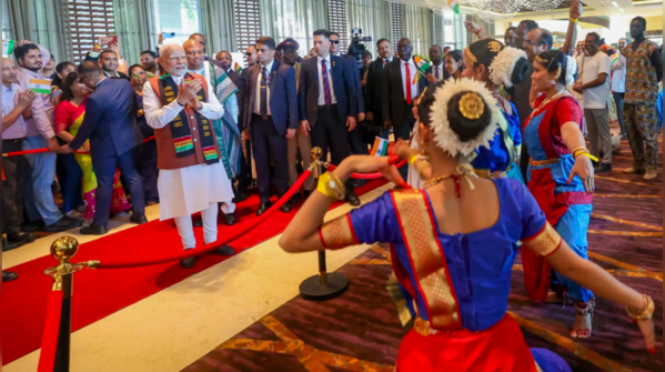 PM Modi meets Indian Diaspora, enjoys cultural welcome