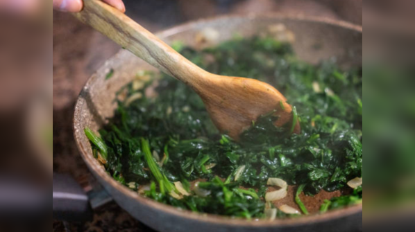 Laung-wali spinach