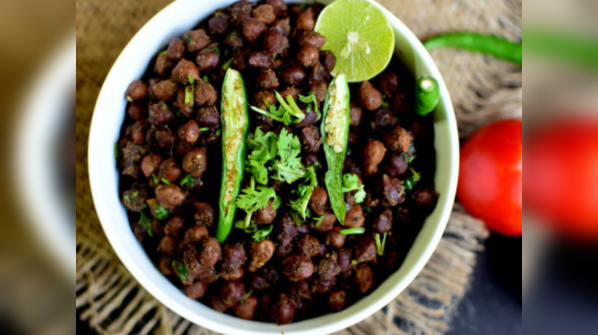 Masala chana (spiced black chickpeas)