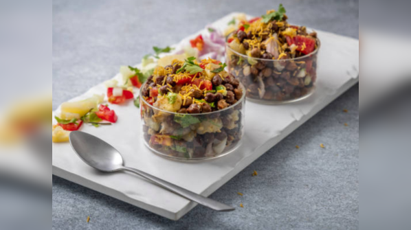 Kala chana papdi chaat
