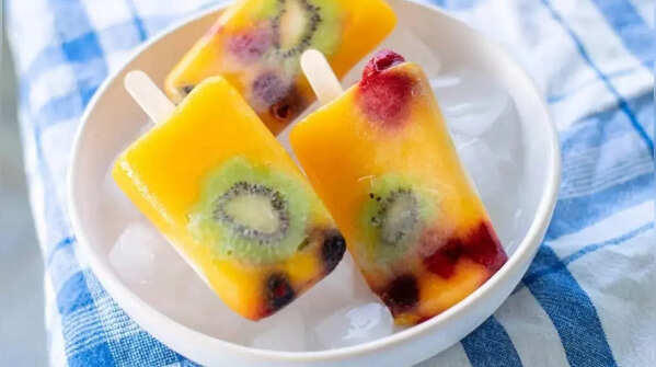 Four aquamarine kiwi popsicles