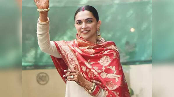 Deepika Padukone’s elegant Banarasi dupatta ensemble