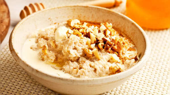Warm oats with flax, walnuts, and cinnamon